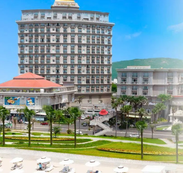 Bãi biển riêng và Imperial Garden Lounge nhìn từ trên cao